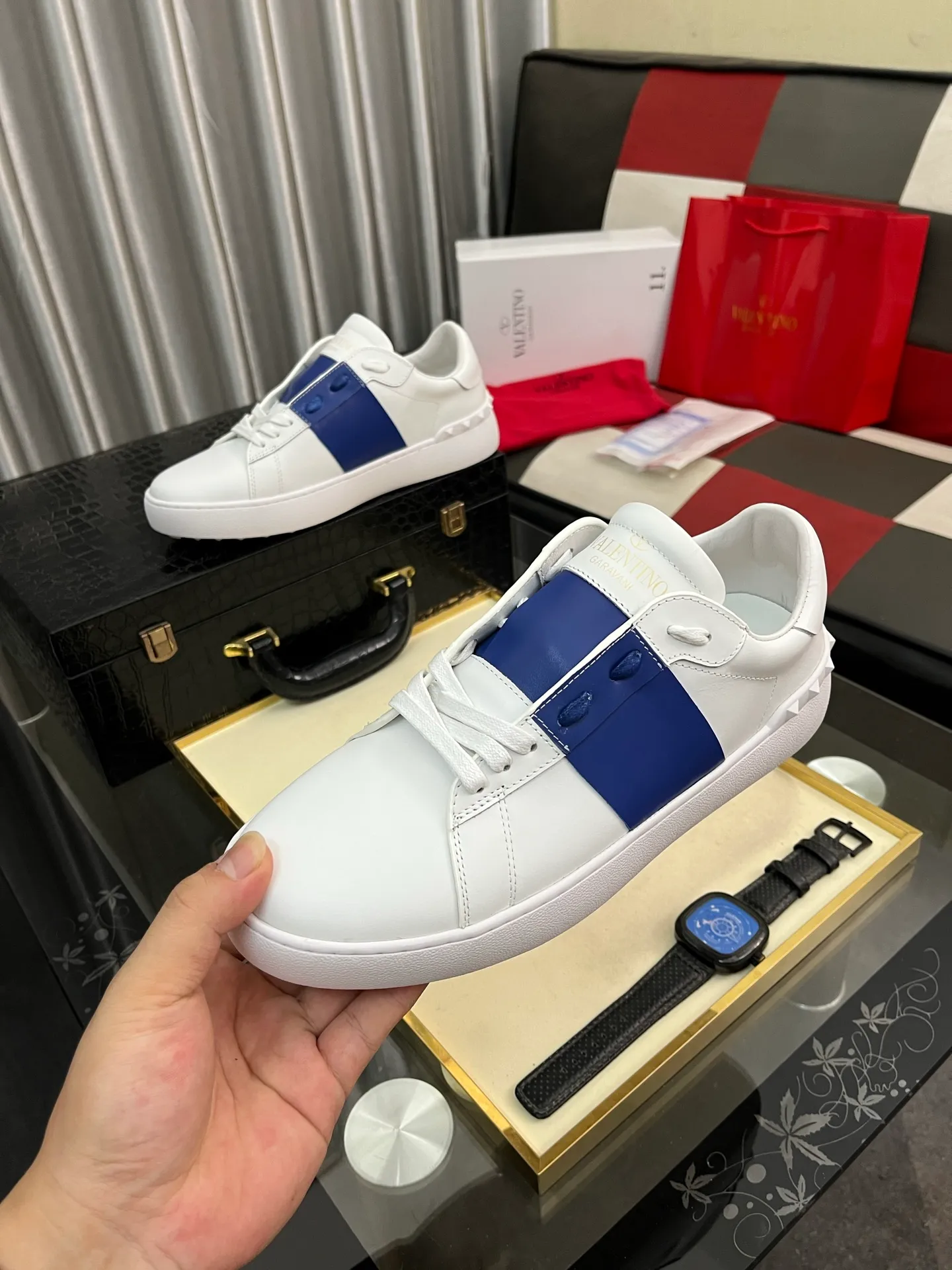 Men's shoes💰420⌚️⌚️Valentino white shoes⚡️Original replicas are coming👉Many pictures of the feet of Internet celebrities🔥Authentic Hong Kong purchased for HKD 5,500⚠️All parts are genuine molds, refuse to look at pictures to make goods👊The upper is made of top-grained cowhide➕3D printed. Water-dyed cow lining inside + cowhide feet, code number: 38-44